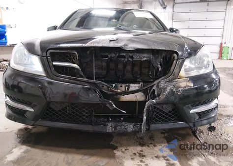 2012 Mercedes-Benz C 300 Sport 4Matic z USA, uszkodzony, nr VIN WDDGF8BB9CA721934